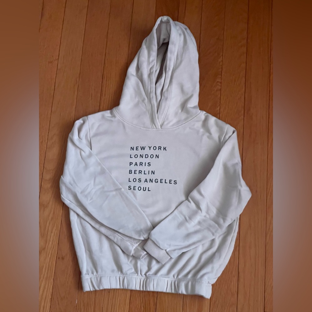 Selling a hoodie for girl kids, size 5t/6 from H&M